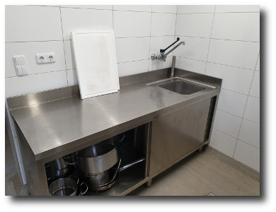 Einer der Arbeitstische mit Waschbecken Einer der Arbeitstische mit Waschbecken