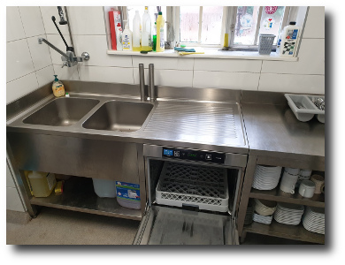 Abwaschbereich: Geschirrspüler und 2x Becken Abwaschbereich: Geschirrspüler und 2x Becken